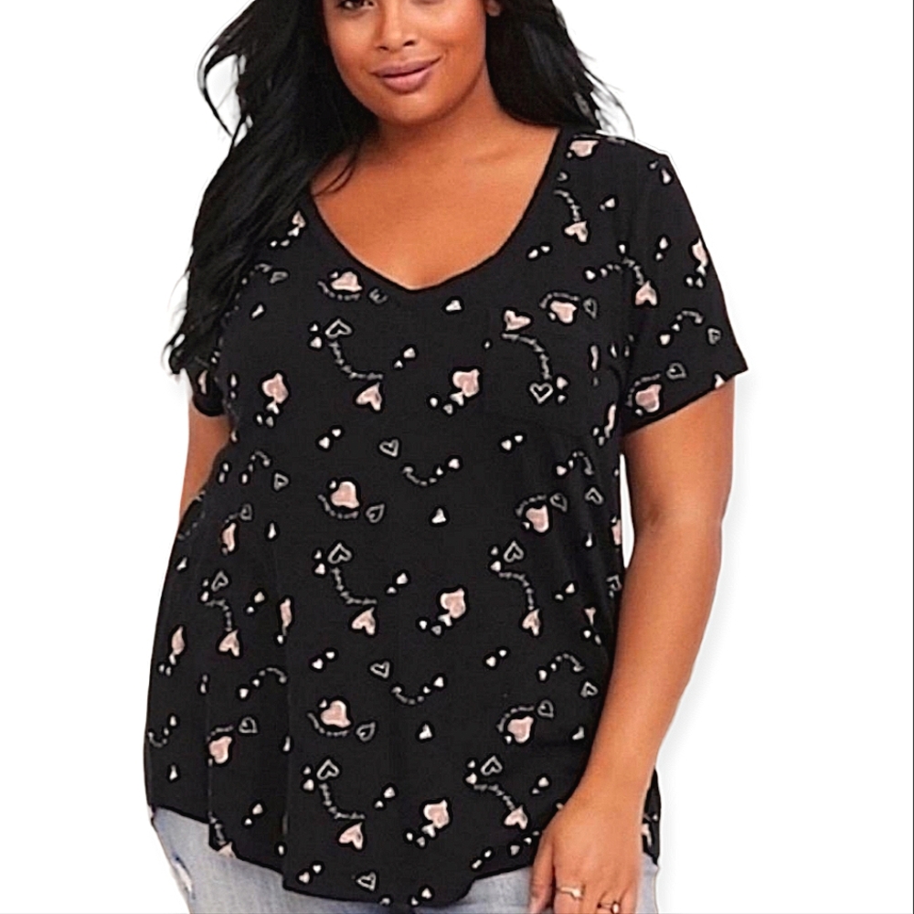 🌸Torrid, Plus, vneck heart soft tshirt